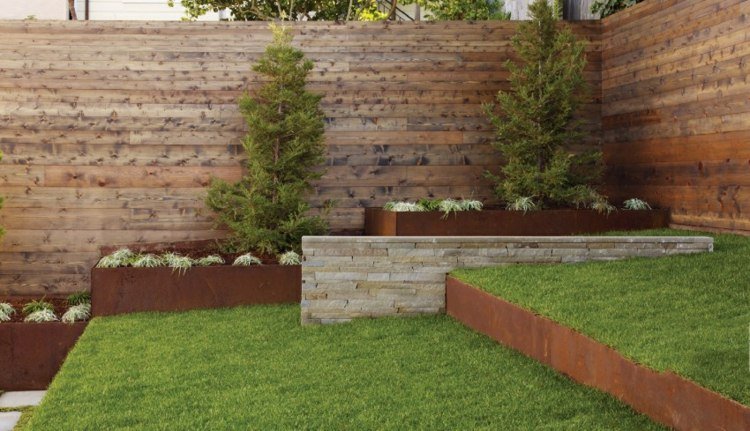 vztýčenie oceľovej opornej steny v záhradnom svahu z cortenovej ocele