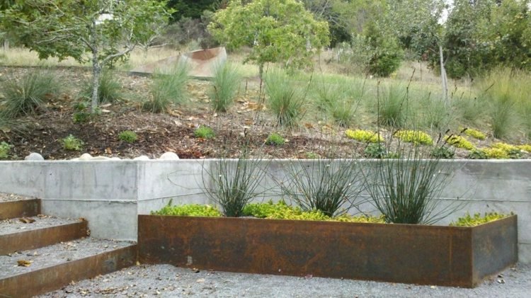 Kovová deliaca priečka moderných oceľových zvetraných schodov