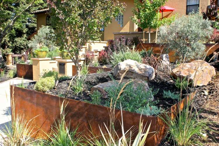 záhradný dizajn na svahu oporná stena cortenová oceľ