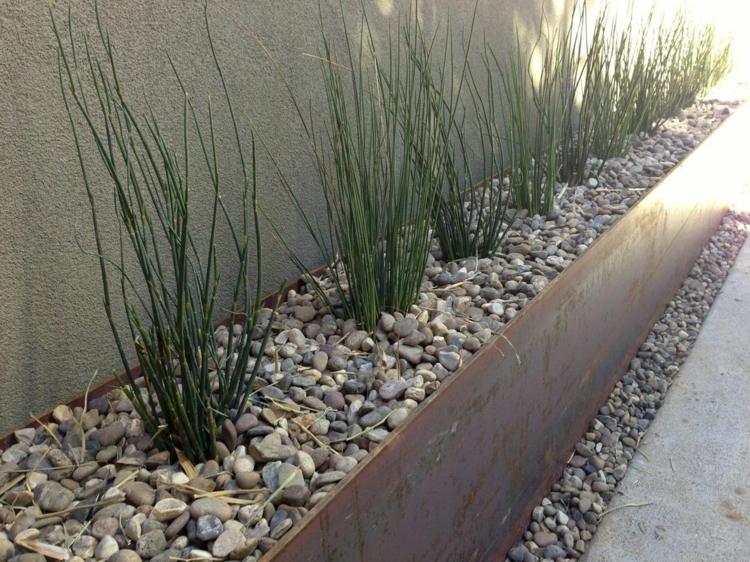 záhradný oporný múr vyrobený z rastlín z oceľových kameňov