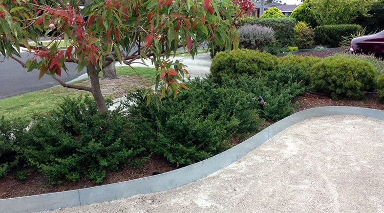 dvor záhradná architektúra posteľ obklopená kovom