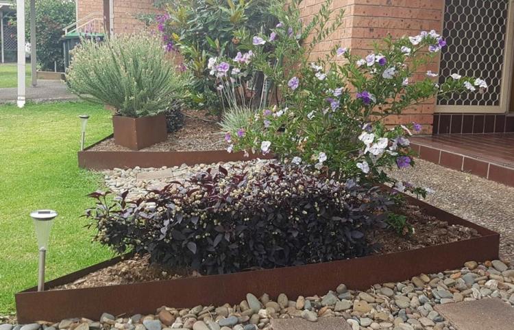 materiál tvar trojuholníkový dekoratívny prvok záhradného dizajnu kvety