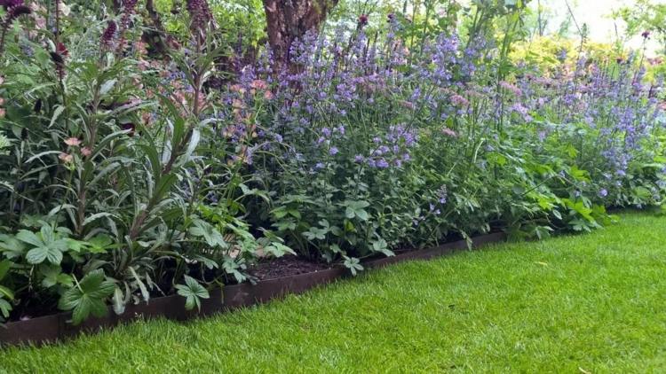 kvety trávnik záhradný dizajn oceľový kovový okraj