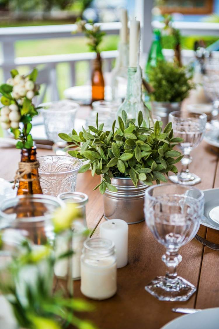 dekorácie záhradného stola korenie bylinky hrniec sviečky stôl hnedé sklenené fľaše