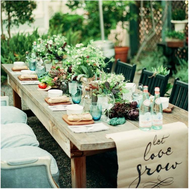 záhradný stôl dekorácia rustikálne kvety zelené obrúsky