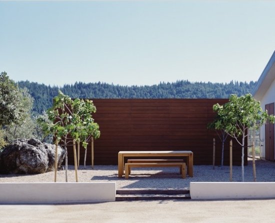 nápady z tmavého dreva na záhradný balkón vetrolam