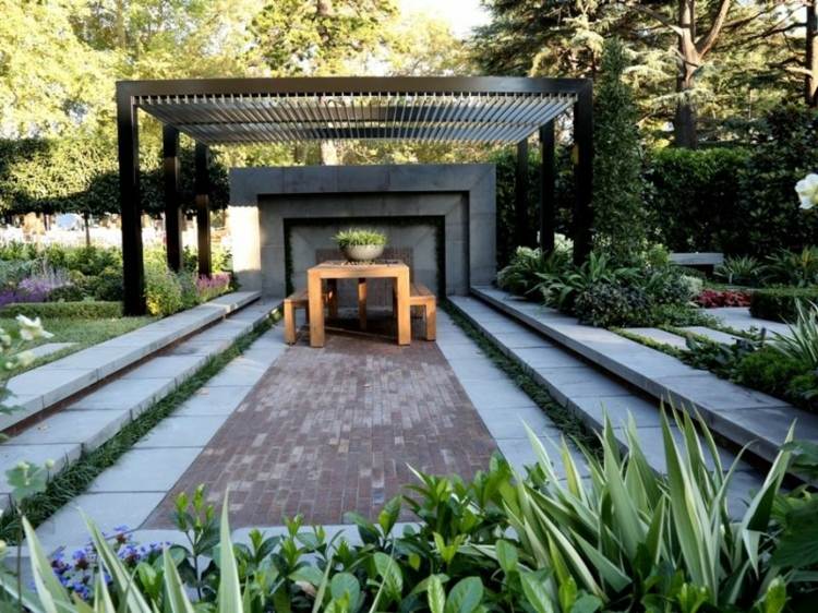 záhradná a upravená jedálenská časť-jedálenský stôl-drevo-zelená-rastlina-kameň