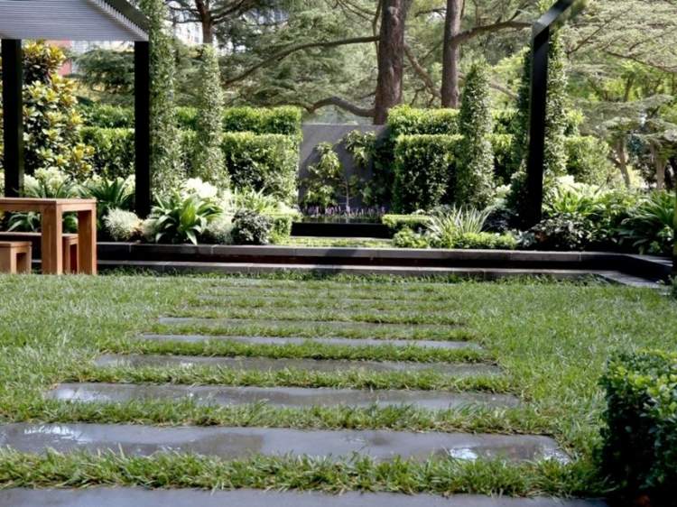 záhradné terénne úpravy-kamenné dosky-záhradný nábytok-drevo-svetelné-stĺpy-rastliny