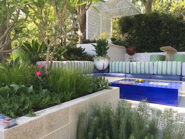 záhradný a krajinársky konferenčný stolík-modrá-lesklá stena-kameň-ohana