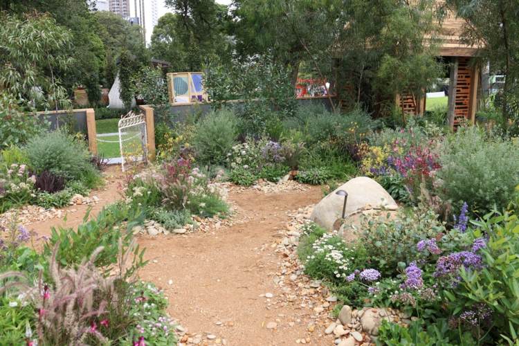 záhrada-terénne úpravy-piesková cesta-ústup-relaxácia-príroda-záhradná brána-biely-kov