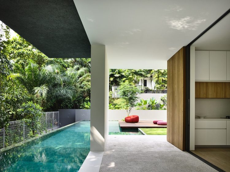 Záhrada a obývacia izba-prepojenie-otvorený pôdorys-nekonečný bazén-kuchyňa