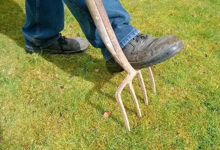 záhradnícke-jarné-bezpečnostné-topánky-pracovné-nohavice-staré-rifle