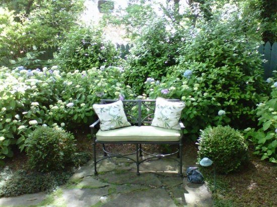 Posedenie v záhrade usporiadať kríky ruže Posedenie záhrada organizovať kríky kamenné dosky podlahy