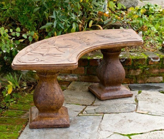 Útulné posedenie s kovovou lavicou Nápad na dizajn kovových lavíc kamenné dosky