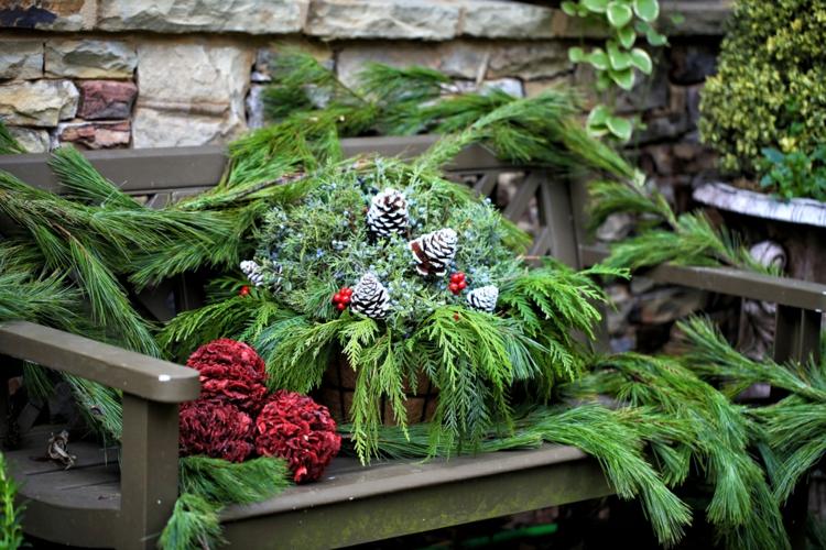 záhradná lavička na vianoce ozdobte jedľový zelený košík šišky