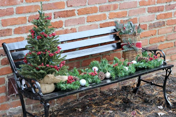 jedle zelené vianočné stromčeky vyrábajú vianočné ozdoby vonku