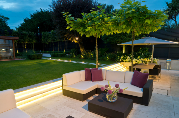 záhradné osvetlenie-schody-led-pásy-zapustené-svetlá-škvrny-strom