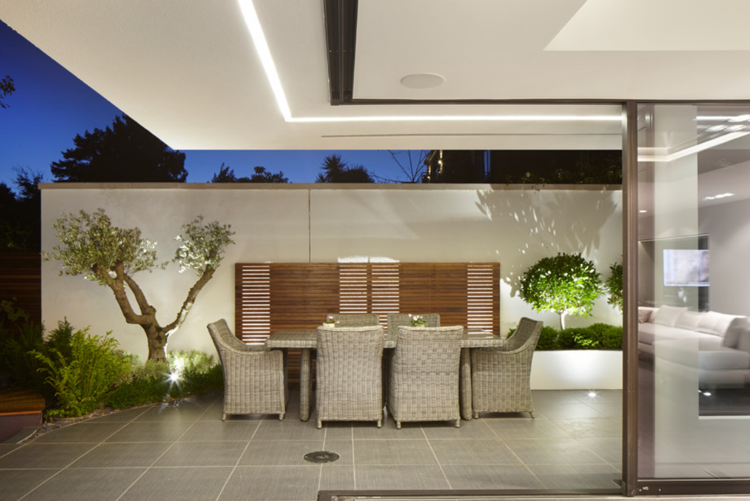 záhradné osvetlenie-led-studená-biela-farebná teplota-terasa