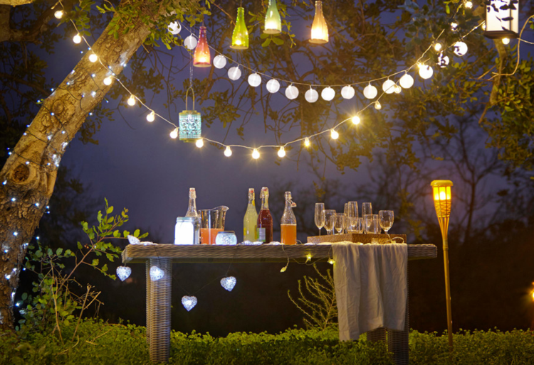 osvetlenie záhrady-led-dekorácie-víla svetlá-stromy-slávnostné