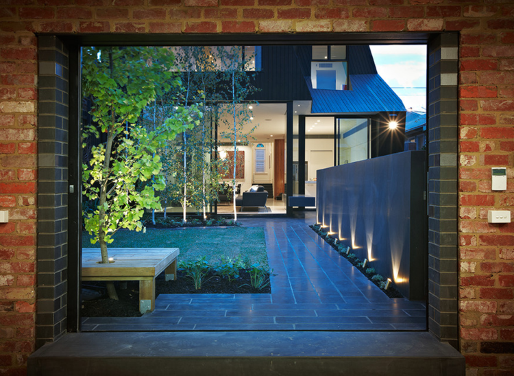 záhradné osvetlenie-led-bodové svetlá-reflektory-stromy-stena