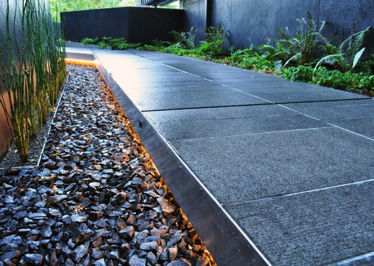 záhradné osvetlenie-pásy-nepriame-chodník-bridlicový štrk