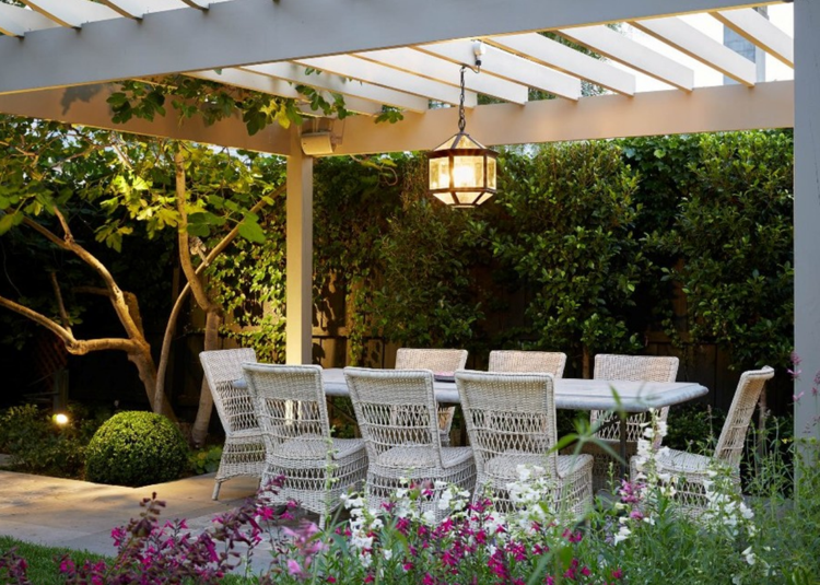 osvetlenie záhrady-led-pergola-jedálenský kút-závesné svetlo