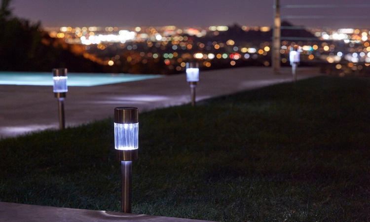 záhradné svetlá-solárne-led-žiarovky-studená biela