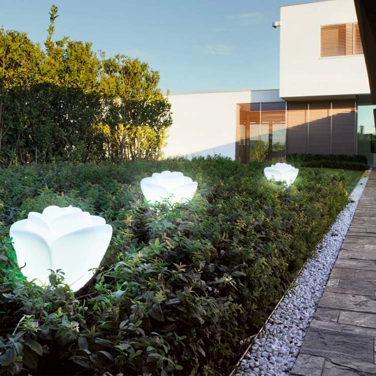 ružová-vedená-záhradné-osvetlenie-podzemný kábel