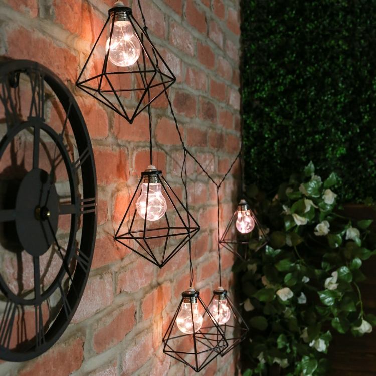 Prívesné svetlá-kov-stena-ozdoba-geometrická