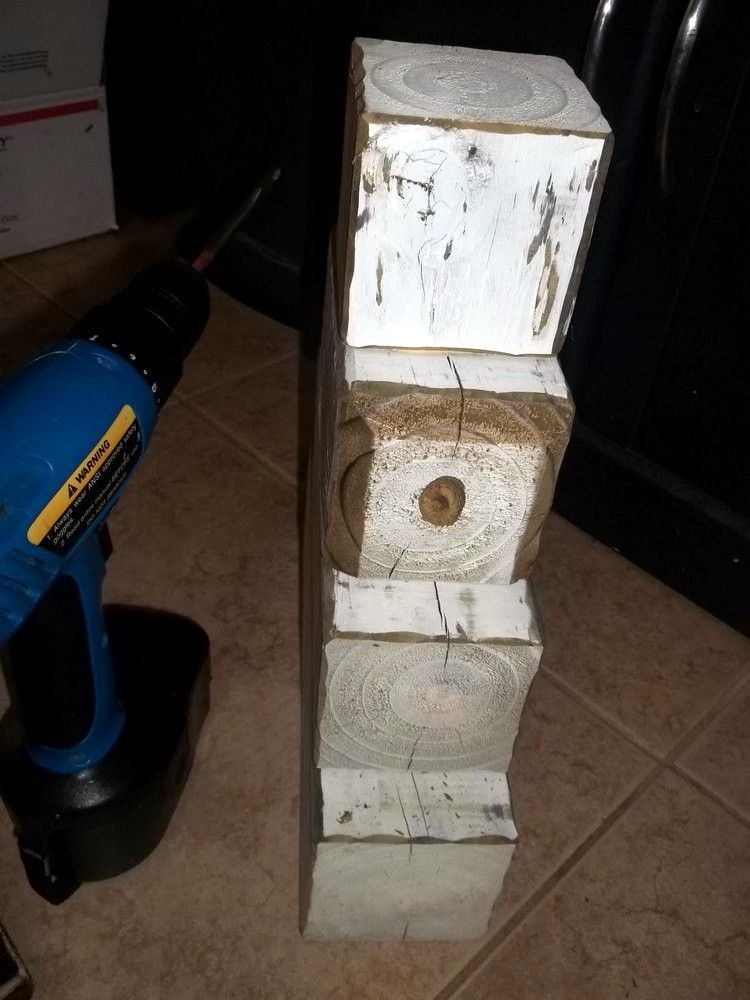 Vyrežte kúsky dreva, aby sa zmestili, a zalakujte ich záhradná dekorácia-drevo-vianoce-urob si sám-snehuliaka-ošarpaný-look