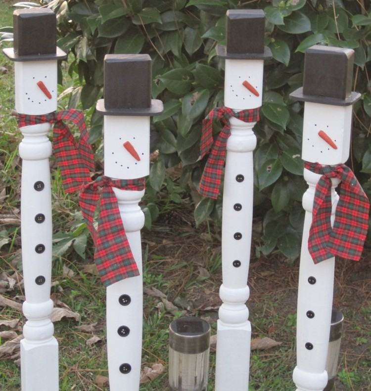 Záhradné dekorácie z regenerovaného dreva - snehuliaci ako záhradné zátky Drevené záhradné dekorácie vianočné-urob si-sám-starý-stôl-nohy-snehuliak-tváre