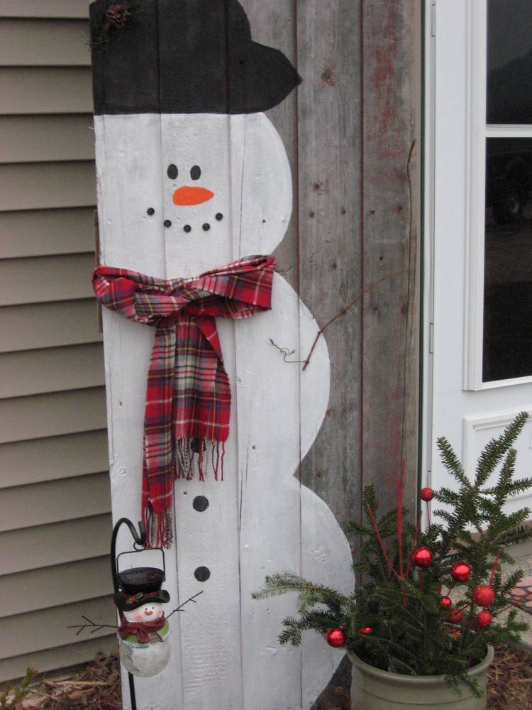 Postava snehuliaka zo starých drevených dverí záhradná dekorácia-drevo-vianoce-urob si sám-snehuliaka-staré-drevené-dvere