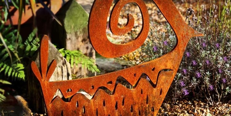 hrdzavá figúrka kovová záhradná dekorácia kvety