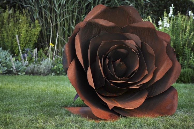 ružová záhradná dekorácia vyrobená z hrdzavých kvetov trávnika efektívna