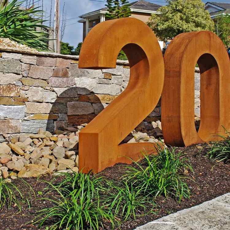 záhradná dekorácia-hrdza-corten-oceľ-dom-číslo-číslica-oporný múr