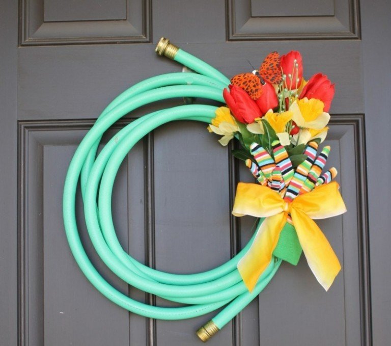 DIY záhradná dekorácia dverný veniec záhradná hadica tulipány nápad originál