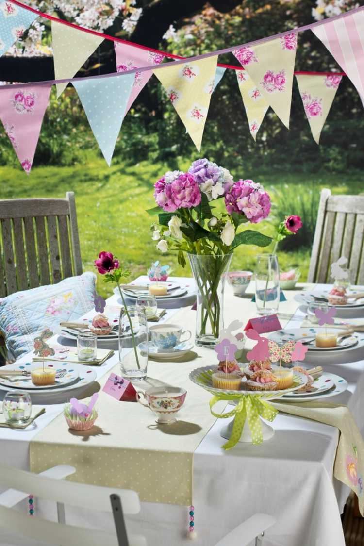 záhradná párty-dekorácia-girlandy-farebné-látky-víla-letné-optiky