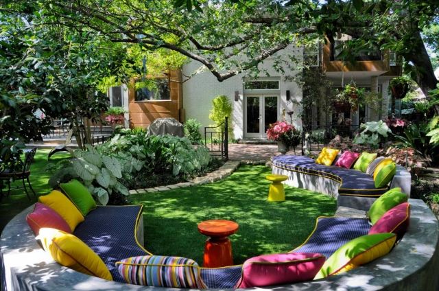 trendy záhradný dizajn 2014 lavička betón farebné vankúše odtieň stromu