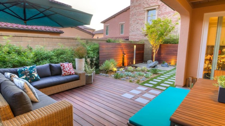 záhradný dizajn 2014 drevo-materiál-gauč-osvetlenie-záhradná cestička-kamenné platne