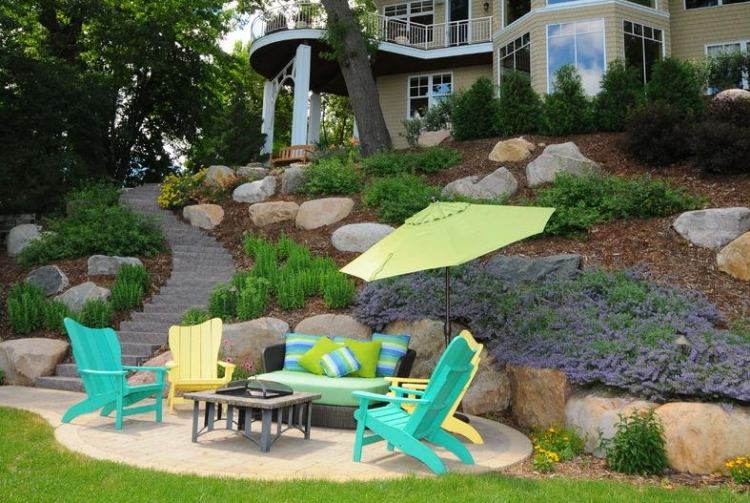 purpurovo kvitnúci pôdny kryt vysadený na svahu záhradný dizajn-svah-zemný kryt-purpurovo-kvitnúci