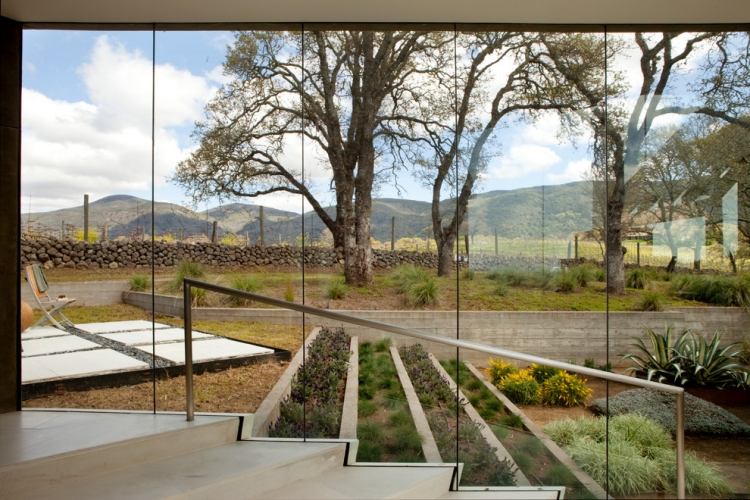 Betónové dosky delia svah na terasy záhradný dizajn-svah-terasa-betón-dosky-okrasná tráva