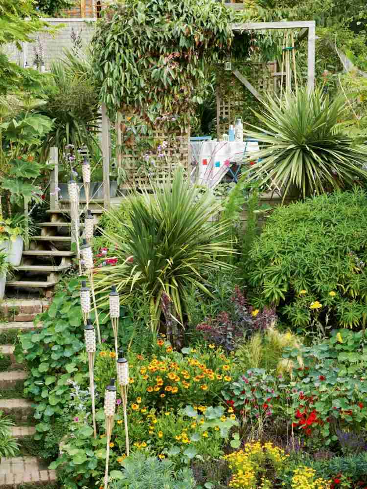 Záhradný dizajn s bujnou výsadbou záhradný dizajn na svahu ueppig-idea-výsadba-lampáš-palmy