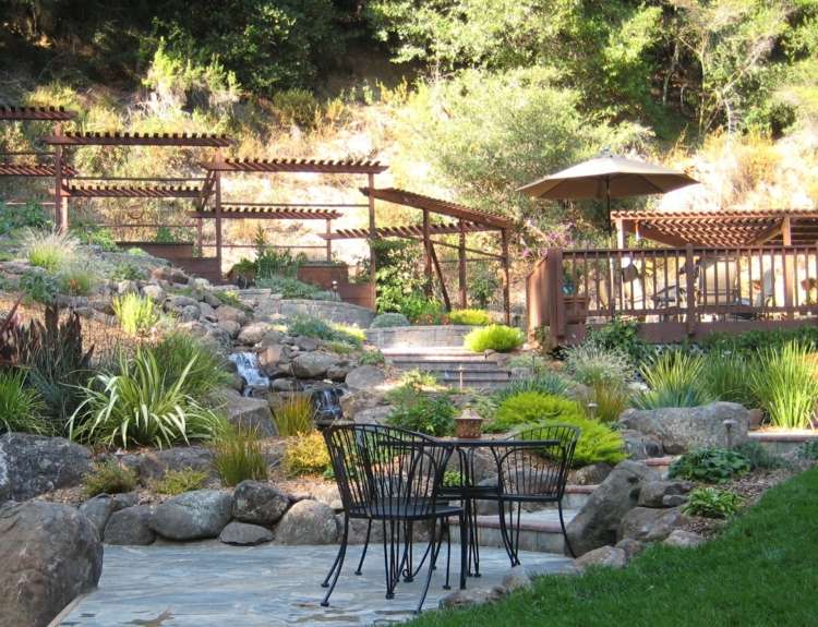 Použite svah na potok terénne úpravy-na-svahu-potok-vodopád-terasa-kovový-záhradný nábytok