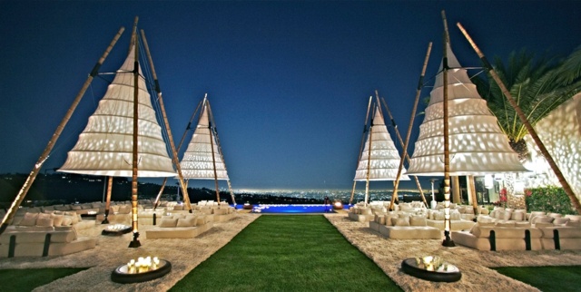 Sviečky-a-obrovské-šišky-ako-stany-postavené na bambusovom dreve