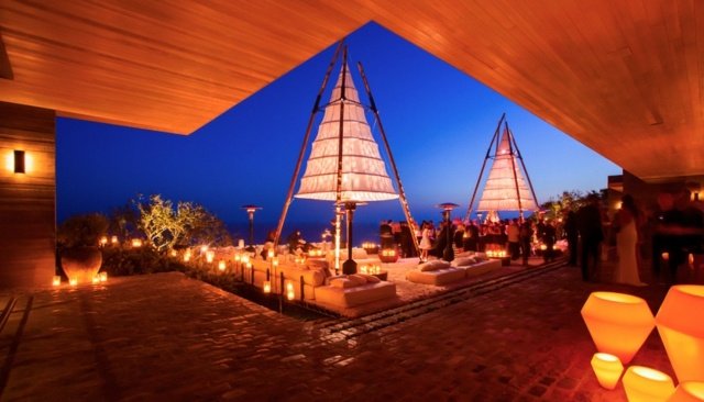 Veranda so záhradným dizajnom na večerné osvetlenie