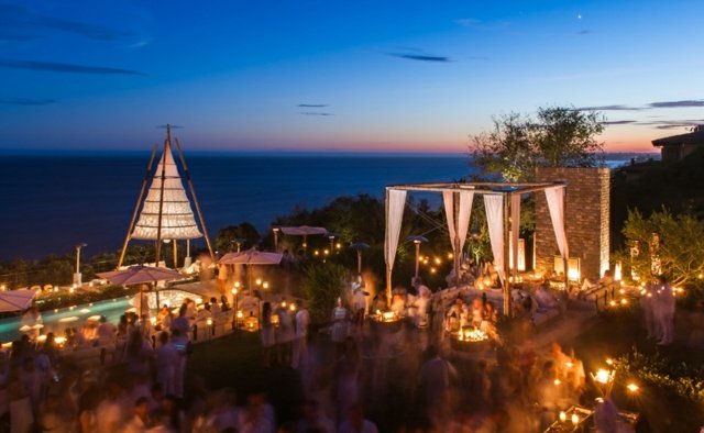 Orientálna nálada so závesmi a niťovými tkaninami v bielom