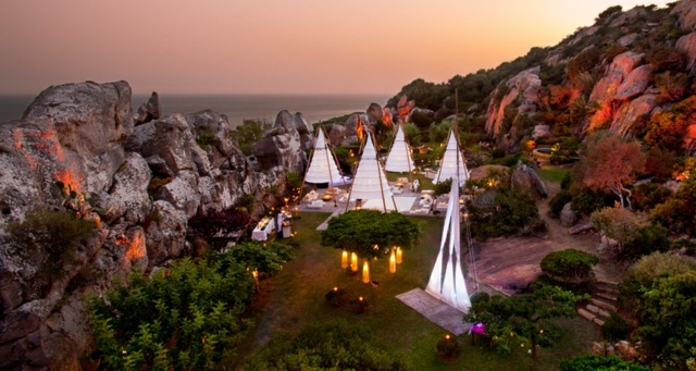 Stany v tvare kužeľa vyrobené z priadze a bambusových tyčí