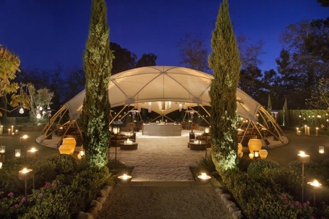 Záhradné osvetlenie-s-lampami-stan-zostava-so-pohovkou a vankúšmi