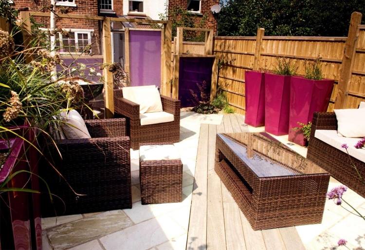 záhradný dizajn-malá-záhrada-drevo-záhrada-plot-ratanový nábytok-terasa