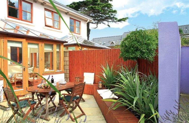 záhradný dizajn-malý-záhradný-drevo-súkromný plot-drevený-záhradný nábytok